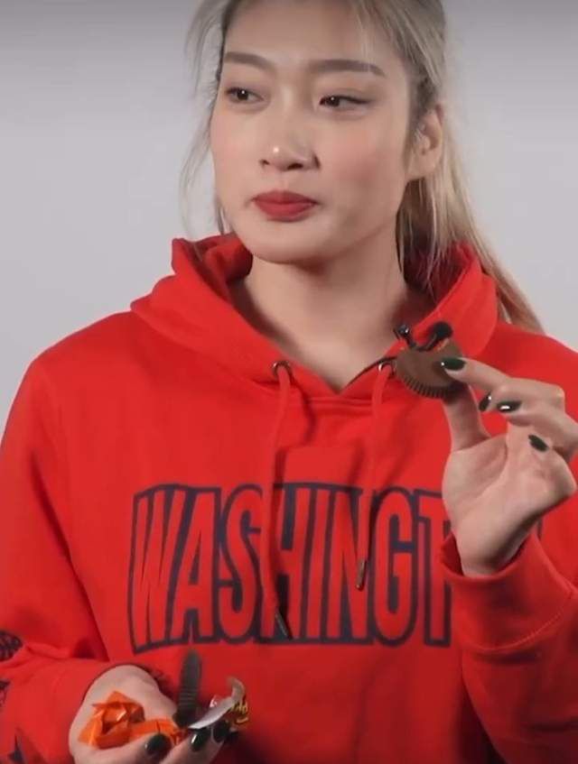 萧薇薇娇生惯养这么多年，哪受得了这个，一想到在脸盆里吃饭，就忍不住干呕起来，于是急忙硬着头皮说：那我还是吃两口吧......。